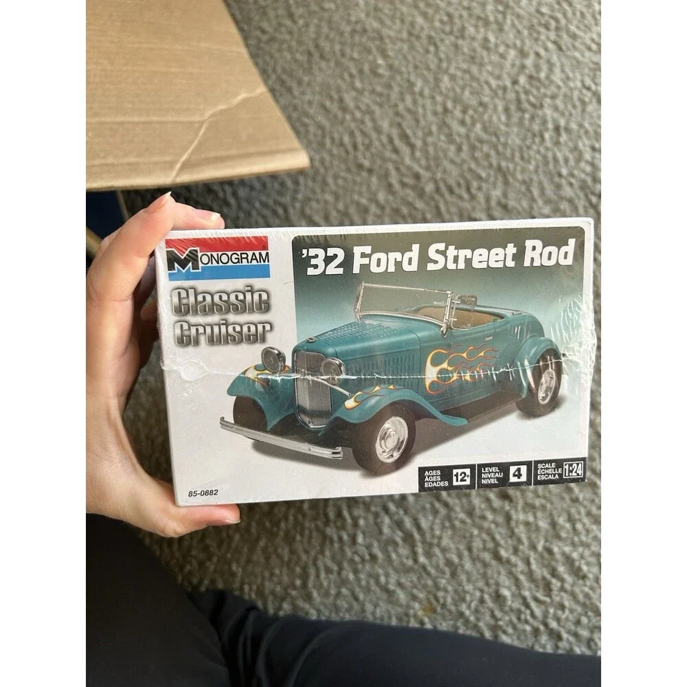 Monogram '32 Ford Street Rod Classic Cruiser Level 4 1:25 Age 12+ Model Kit